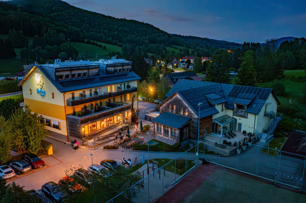 Tam, kde se hory potkávají: Objevte magické trojmezí z paluby hotelu Helios