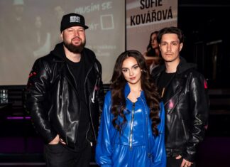 Zpěvačka Sofie Kovářová se skupinou Highland.