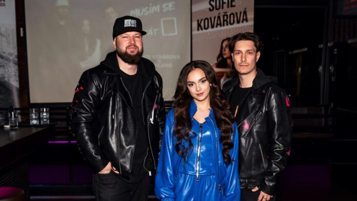 Zpěvačka Sofie Kovářová se skupinou Highland.