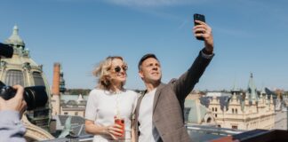 Romantika při otevření baru Sky Lounge 360 na střeše Divadla Hybernia.