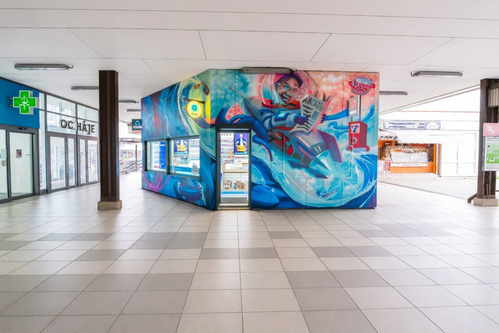 Traficon proměnil prodejnu u metra Háje v městský landmark. Fasádu ozdobil originální mural